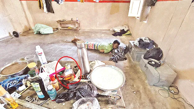 పాఠశాలలో.. మద్యం మత్తులో