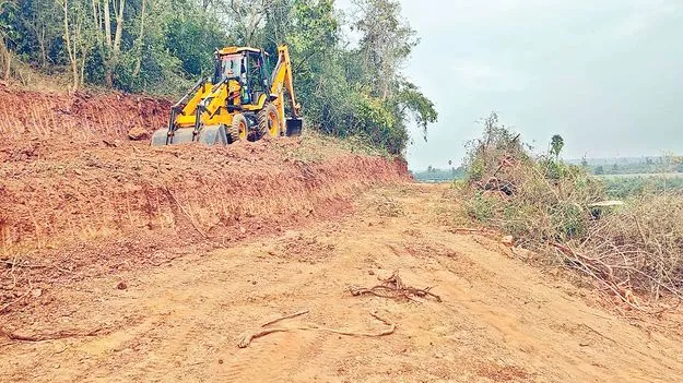 కొండలను తవ్వేస్తున్నారు 