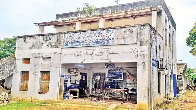 వందేళ్లుగా.. అద్దెగూడే దిక్కు!