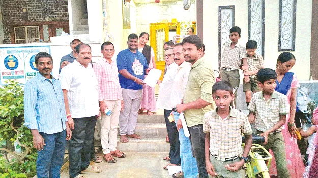 ప్రభుత్వ బడుల్లో చేర్పించండి 