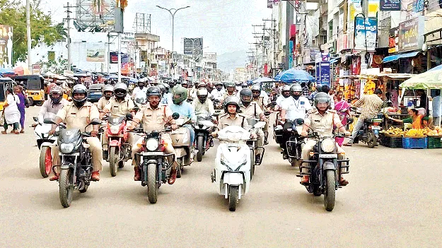 హెల్మెట్‌తో ప్రాణాలకు రక్షణ 