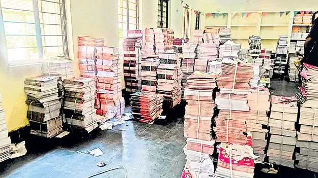 విద్యార్థులకు కానుకలు సిద్ధం 