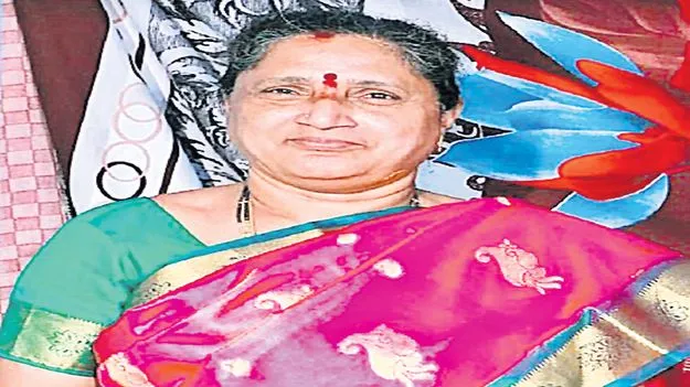 ట్యాంకర్‌ లారీ ఢీకొని మహిళ దుర్మరణం