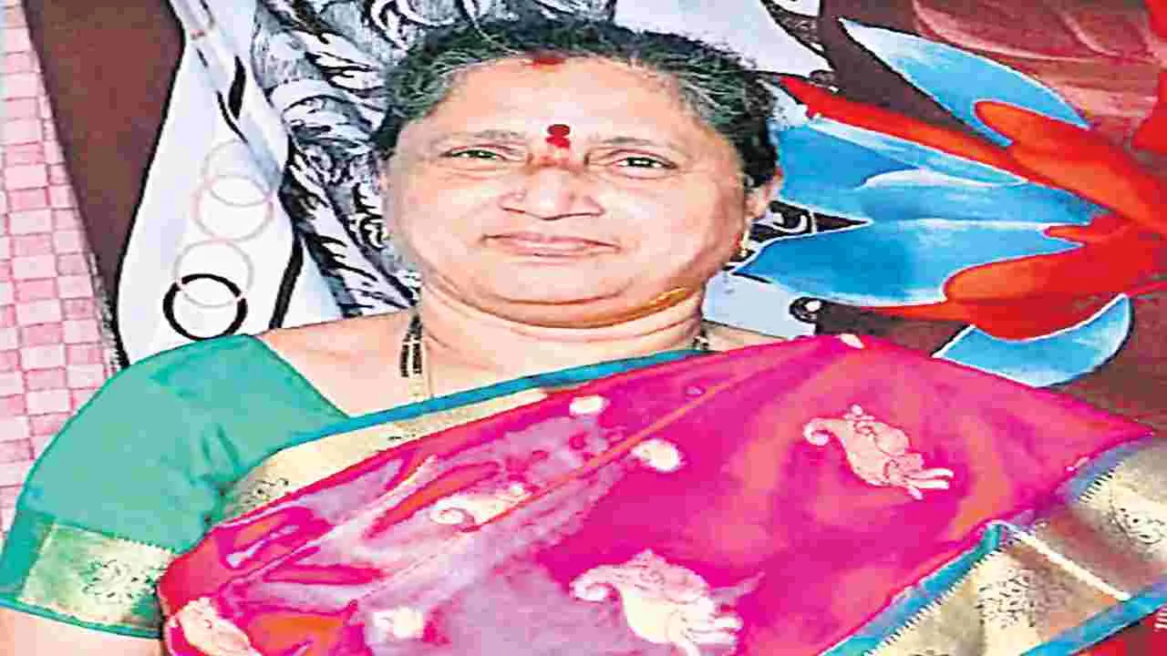ట్యాంకర్‌ లారీ ఢీకొని మహిళ దుర్మరణం