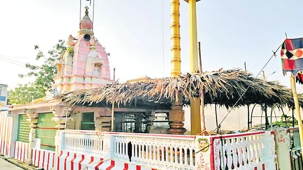 దళితులే పూజారులు..