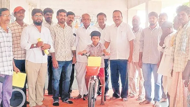 మూడోక్లాసు బుడతడు.. ఒక్కరోజూ డుమ్మా కొట్టకుండా బడికెళ్లాడు! 