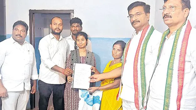 మాట ఇచ్చారు.. పట్టా అందించారు