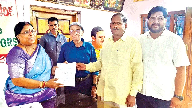 సమస్యల పరిష్కారంలో జాప్యం తగదు 