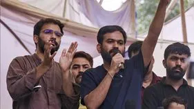 యువత రోడ్లపై ఉంటే.. మంత్రుల్ని ఇన్‌స్టాలో ఉండమని చెప్తారా!