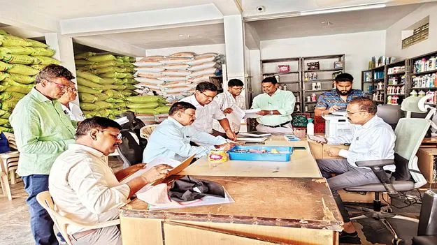 ఎరువుల దుకాణాల్లో తనిఖీ 