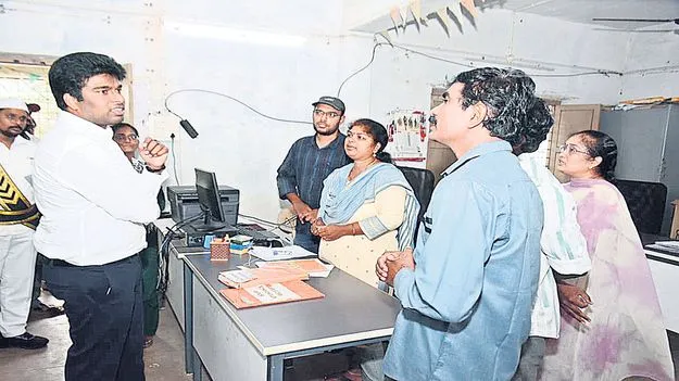 వార్డు సచివాలయాల్లో కలెక్టర్‌ ఆకస్మిక తనిఖీలు 