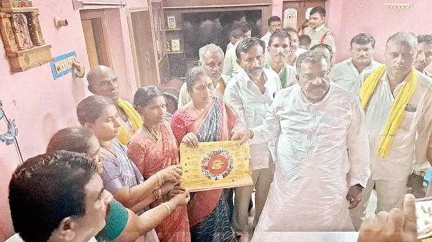 అర్హులందరికీ పథకాలు
