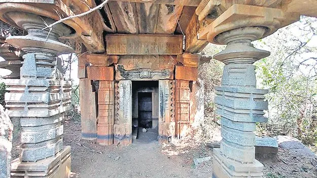 రాత్రికి రాత్రే చారిత్రక ఆలయం కూల్చివేత