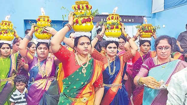 బాంబుల మోత మధ్యలోనూ బోనమెత్తారు