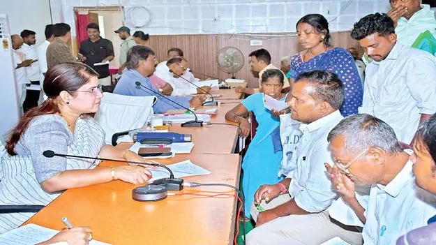 గడువులోపు అర్జీలను పరిష్కరించాలి: కలెక్టర్‌