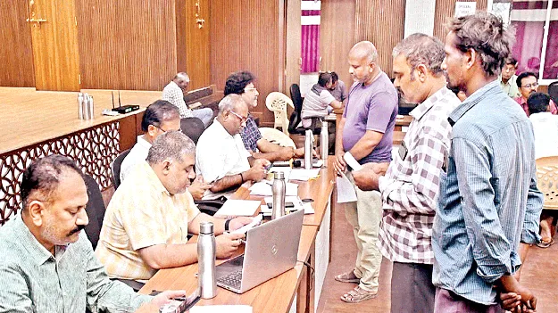 ఫిర్యాదులను సత్వరమే పరిష్కరించాలి