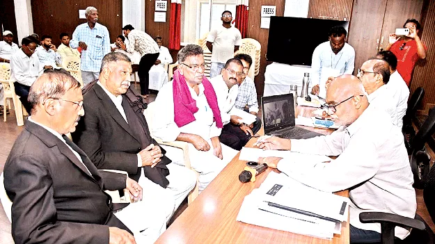 అర్జీలను పరిష్కరించాలి