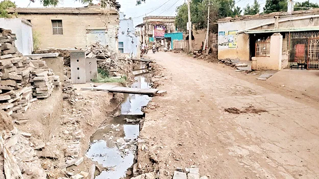 రోడ్డు విస్తరణ పనుల్లో తీవ్ర జాప్యం 