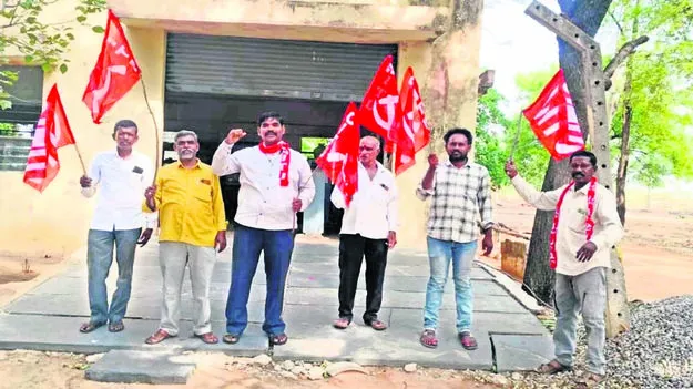 PROTEST: ఐదు నెలల వేతనాలు చెల్లించాలి