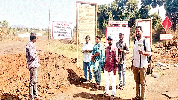 చెరువులను కప్పేస్తున్నారు..