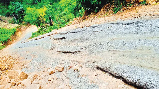     రోడ్లు నిర్మించేది ఇలాగేనా? 