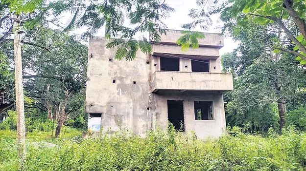 సచివాలయ భవనాలకు మోక్షమెన్నడో?