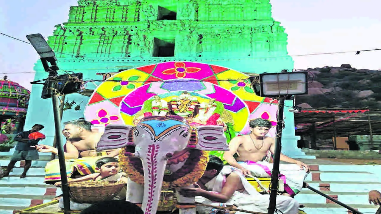 GOD: గజ వాహనంపై ఊరేగిన శ్రీవారు