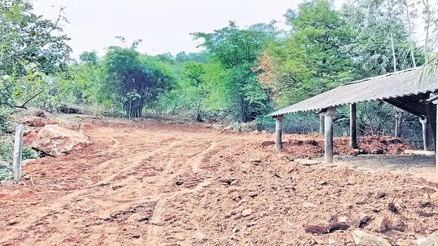 అమృతపురంలో కొండ కబ్జా