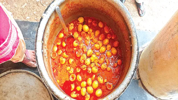 గుడ్లకూర దుర్వాసన.. సరిగా ఉడకని అన్నం