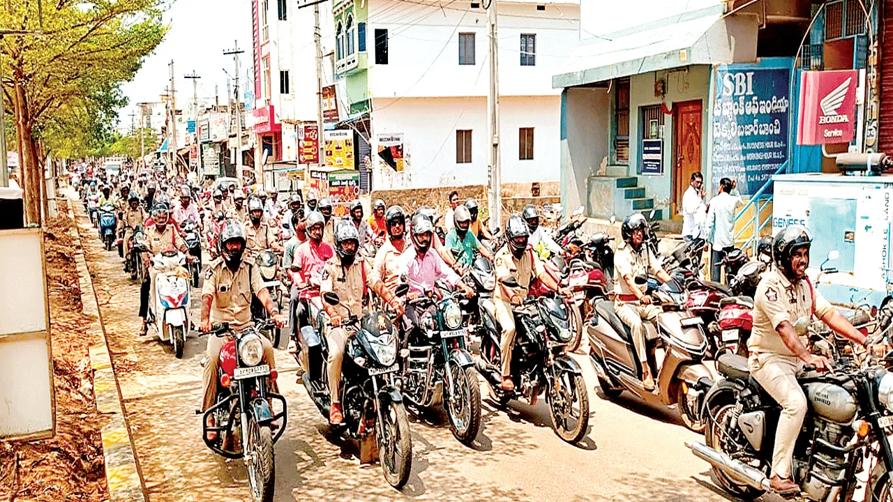 హెల్మెట్‌ వాడకంలో నిర్లక్ష్యం వద్దు: ఆర్డీవో