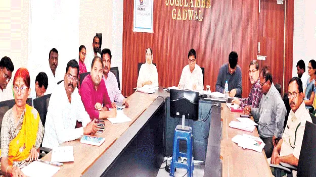 పంట కుంటల నిర్మాణానికి రైతులను ప్రోత్సహించాలి 