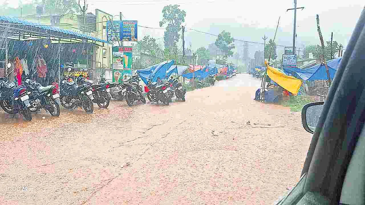 పలు చోట్ల భారీ వర్షం