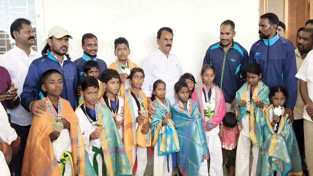తైక్వాండో క్రీడాకారులకు మంత్రి సన్మానం