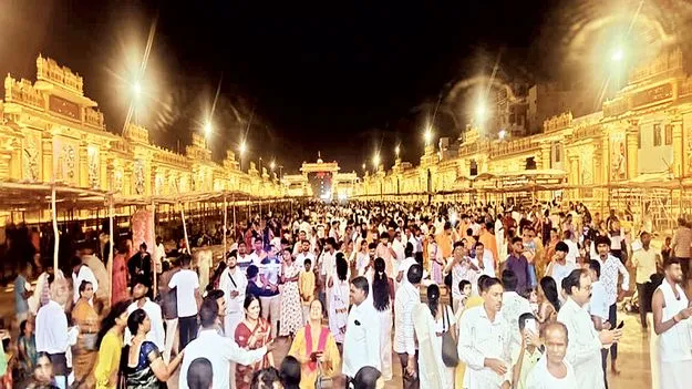 శ్రీమఠంలో భక్త జనసంద్రం