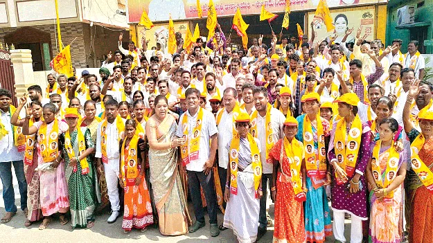  టీడీపీలో 300 కుటుంబాల చేరిక
