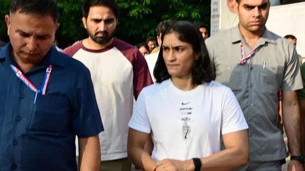 కోర్టులో వినేశ్‌కు దక్కని ఊరట