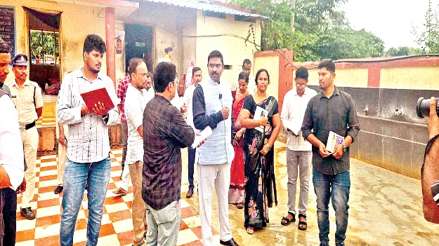 సమాజానికి ఆదర్శంగా నిలవాలి