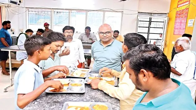 అన్న క్యాంటీన్‌ నిర్వాహకులపై కమిషనర్‌ ఆగ్రహం