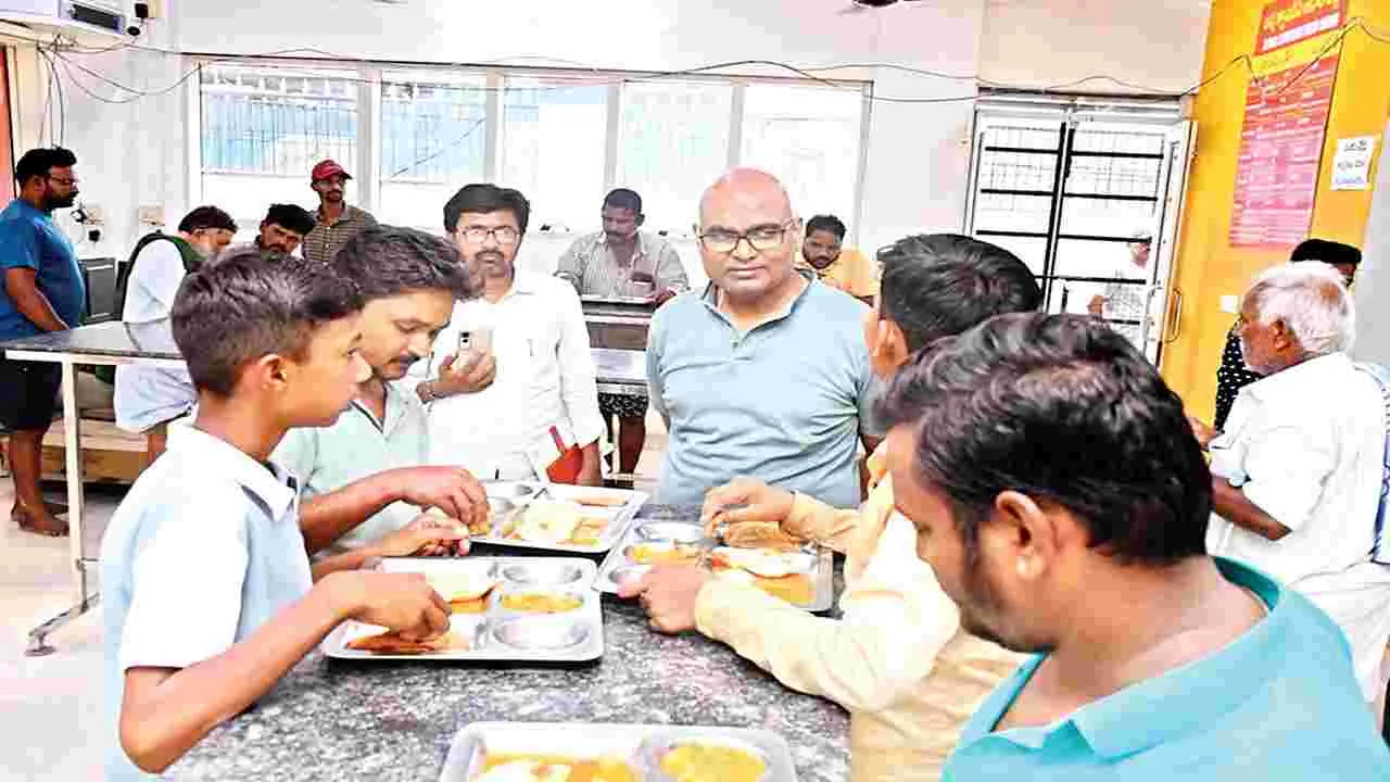 అన్న క్యాంటీన్‌ నిర్వాహకులపై కమిషనర్‌ ఆగ్రహం
