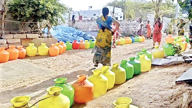వాటర్‌ ట్యాంకు రాక కోసం..