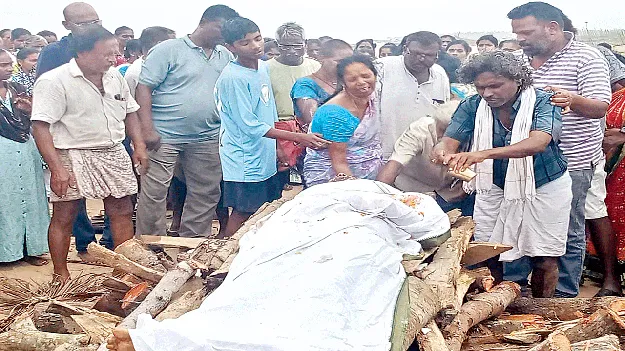 పుట్టెడు శోకంతో...