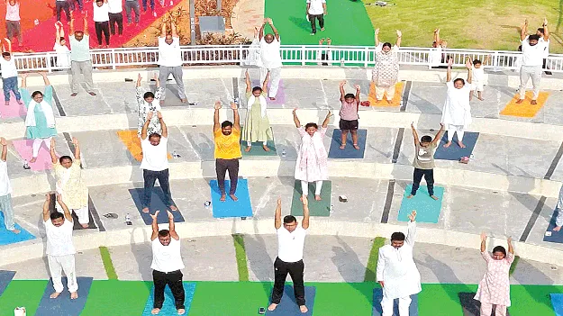 యోగా సందడి