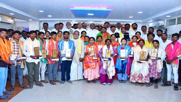 సమాజానికి ఆదర్శంగా నిలుస్తారు 