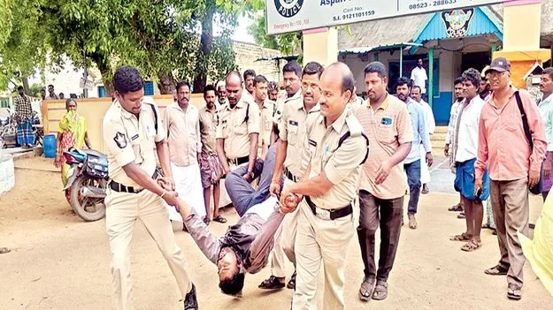 ఆస్పరి పోలీస్‌ స్టేషన్‌లో హైడ్రామా