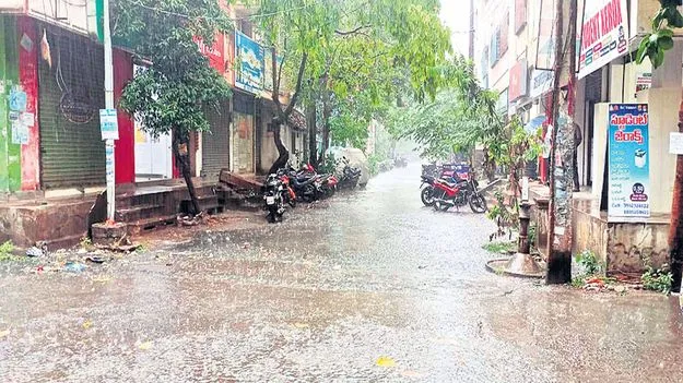 ఈదురుగాలులతో వర్షం