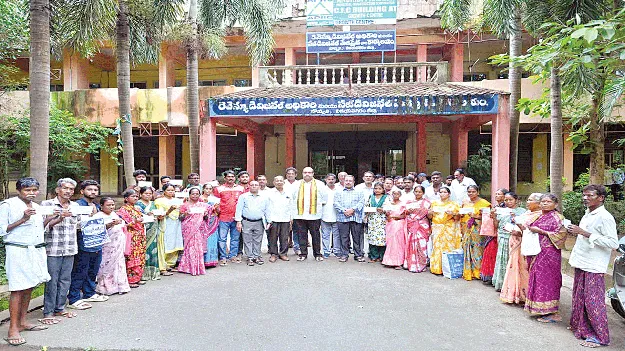 Kakarlavalasa land dispute resolved amicably. కాకర్లవలస భూ వివాదం సుఖాంతం