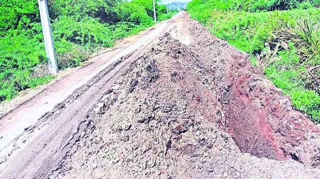 ROAD: తవ్వారు.. వదిలేశారు..!