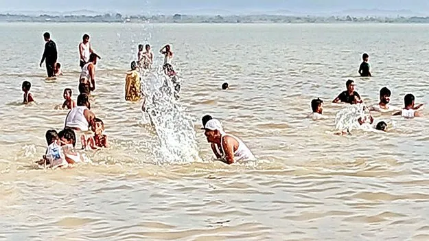 పర్యాటకుల సందడి