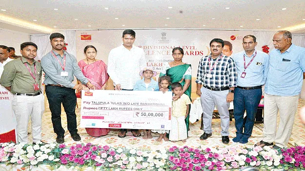 పోస్టల్‌ సేవలు డ్వాక్రా మహిళలకు అందజేయాలి