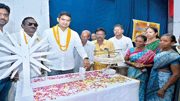  చేనేత కార్మికులకు అండగా ప్రభుత్వం 